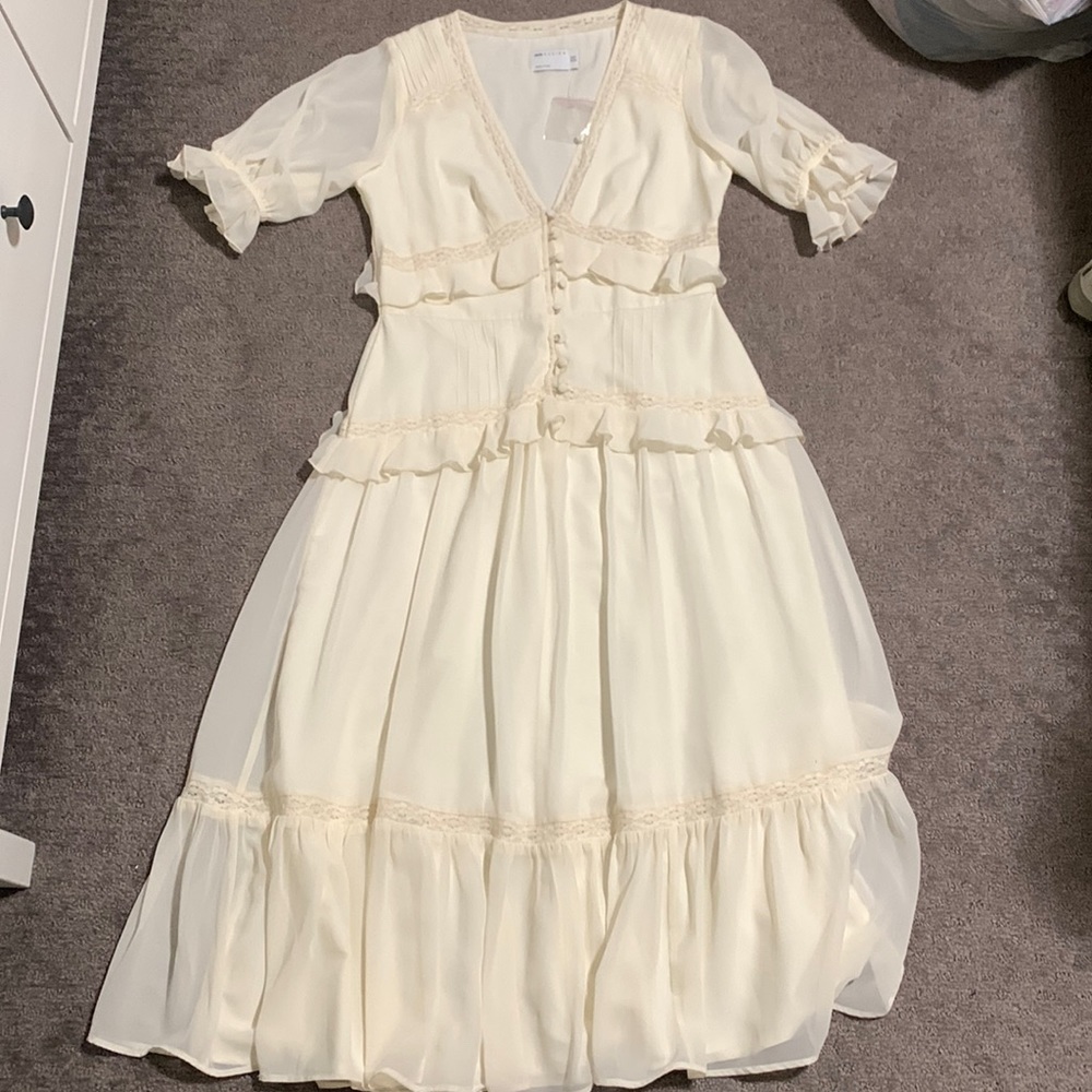 ASOS Design flowy midi dress! Perfect for brides to be. Size US 6